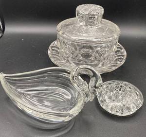 lot 93 image: Fine EAPG 1890 Bullseye Findlay Round Butter Dish, Glass Swan, Frog (for arrangements) - Glows Green Under 365nm wavelength blacklight