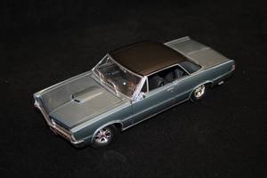 lot 1609 image: 1965 Pontiac GTO Hurst Edition Diecast Metal Collectible 118 Scale