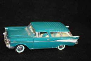 lot 1614 image: 1957 Chevrolet Nomad Diecast Metal Collectible 118 Scale