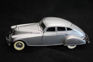 lot 1628 image: 1933 Pierce Silver Arrow Diecast Metal Collectible 124 Scale