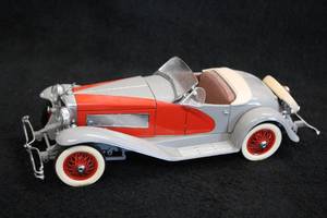 lot 1629 image: 1935 Dusenberg SSJ Diecast Metal Collectible 124 Scale