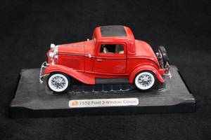 lot 1632 image: 1932 Ford 3-Window Coupe Diecast Metal Collectible 124 Scale