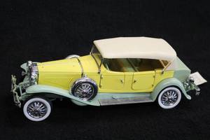 lot 1635 image: 1930 Dusenberg J Derham Tourister Diecast Metal Collectible 124 Scale