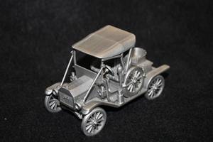 lot 1642 image: Danbury Mint 1909 Ford Model T Pewter Collectible 4