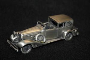 lot 1656 image: Danbury Mint 1933 V-16 Cadillac Town Car Pewter Collectible 5
