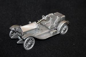lot 1653 image: Danbury Mint 1914 Stutz Bearcat Pewter Collectible 4-12