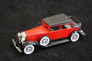 lot 1665 image: 1931 Cadillac Model 452 Landau Jet Sedan Diecast Metal Collectible 143 Scale