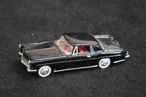 lot 1667 image: 1956 Lincoln Continental Mark II Diecast Metal Collectible 143 Scale