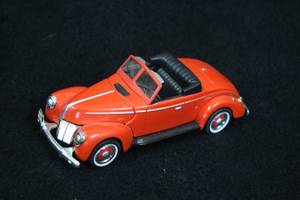 lot 1674 image: 1940 Ford V8 Roadster Diecast Metal Collectible 143 Scale