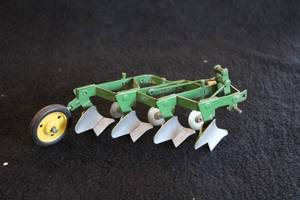 lot 1687 image: John Deere Cultivator Attachment Diecast Metal Collectible