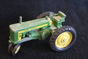 lot 1684 image: John Deere Tractor Diecast Metal Collectible