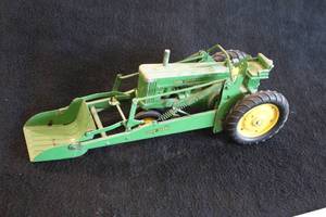 lot 1685 image: John Deere Tractor Diecast Metal Collectible
