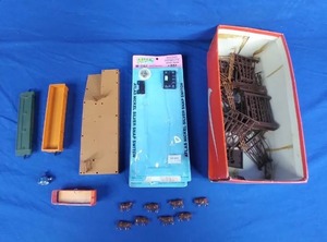 lot 197 image: Miscellaneous Ho Scale Items Cattle, Fence, Etc.
