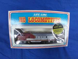 lot 189 image: Vintage HO Locomotive Life-Like Santa FE F7 Diesel Loco
