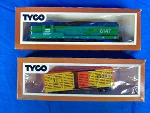 lot 190 image: Vintage Tyco Trains HO Scale Penn Central and Tyco HO Durango 40 Stock Car
