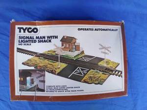 lot 193 image: Vintage Tyco SIGNAL MAN WITH LIGHTED SHACK No. 928 HO Scale