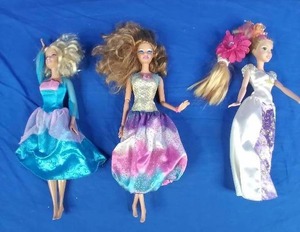 lot 205 image: Set of 3 Vintage Collectible Mattel Barbie Dolls from 1999 and 2000
