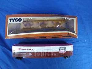 lot 229 image: Vintage Tyco HO 60 Billboard Box Car Hunts Snack Pack and Tyco Great Northern Flat Carrier HO Scale Model Train