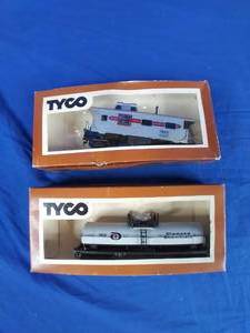 lot 231 image: Vintage TYCO 8 Wheel Caboose Burlington HO Scale and TYCO Diamond Chemical Tank Car