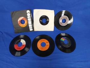 lot 241 image: Collection of 6 Vintage Vinyl 45 RPM Records Lynn, Twitty, Anderson, Etc.