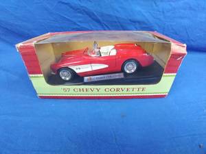 lot 246 image: 1957 Chevy Corvette 124 Scale Die-Cast Model