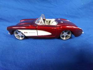 lot 273 image: Maisto 124 Scale 1957 Chevy Corvette