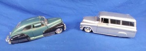 lot 275 image: Jada 124 Scale Cast Iron Cars 1957 Chevy Suburban and 1947 Chevy Aerosedan Fleetline