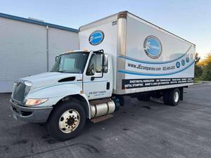 lot 30 image: 2019 International Navistar Box Tru...