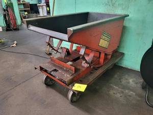 lot 32 image: Meco self dumping hopper on steel c...
