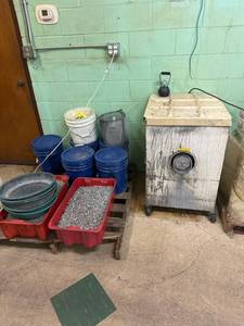 lot 82 image: Vibratory mill  deburring machine 2...