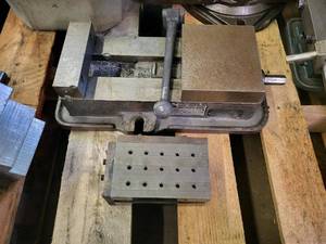 lot 110 image: High precision machine vise with fi...