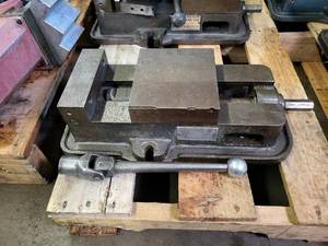 lot 111 image: Machine vise...