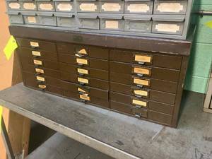 lot 118 image: 18 drawer organizer with end mills...