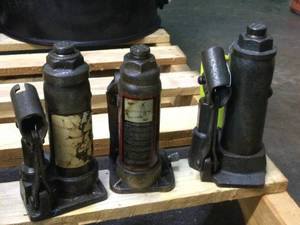 lot 212 image: (3) Assorted 2-Ton Bottle Jacks