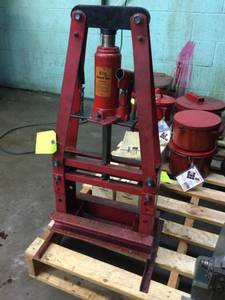 lot 214 image: Heavy Duty 6-Ton Hydraulic Jack, w...