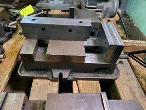lot 280 image: Machine vise with parallels...