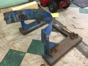 lot 405 image: Vestil fork-mounted drum lifter...