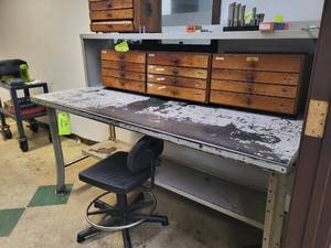lot 415 image: Metal deskworkstation contents no...