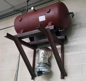lot 421 image: Air compressor tank & stand. Seller...