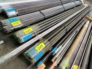lot 431 image: (5) Aluminum Round Bar Stock Diamet...