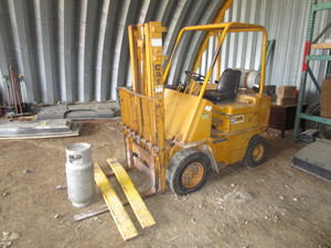 lot 2 image: Caterpillar V40B Forklift