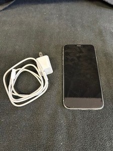 lot 66 image: Iphone (vibrates does not turn on)