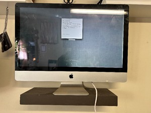 lot 76 image: Apple IMac 1st Gen  (locked)