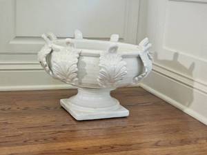 lot 38 image: Ceramic Abigail Acanthus Footed Bowl