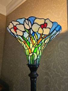 lot 35 image: Standing Tiffany Style Stained Glass Shade Torchiere Floor Lamp