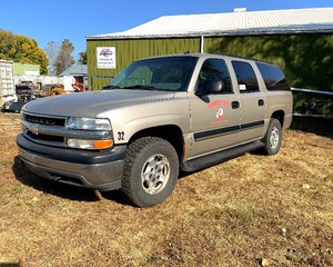 lot 1005 image: 2005 Chevrolet Suburban 1500, 4WD, 5.3L