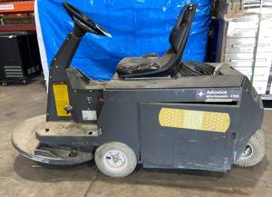 lot 3081 image: Commercial Floor Cleaning Machine