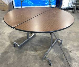 lot 3080 image: Folding Round Table