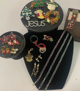 lot 58 image: Large Lot of Christmas Holiday Jewelry