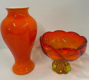 lot 73 image: MCM Haeger Pottery Vase and Persimmon or Amberina Footed Art Glass Bowl